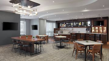 Frokost, lunsj og middag serveres, amerikanske retter