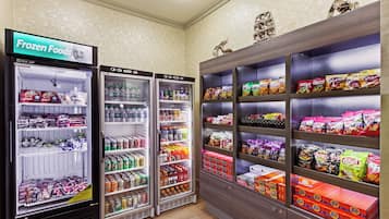 Un área de venta con alimentos congelados y refrigerios.