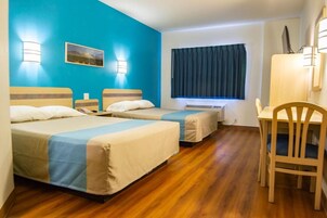 Tabla de planchar con plancha, wifi gratis y ropa de cama