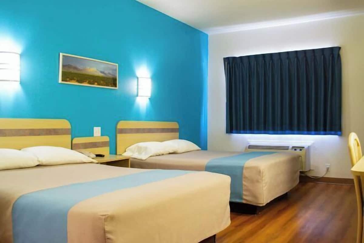 Tabla de planchar con plancha, wifi gratis y ropa de cama