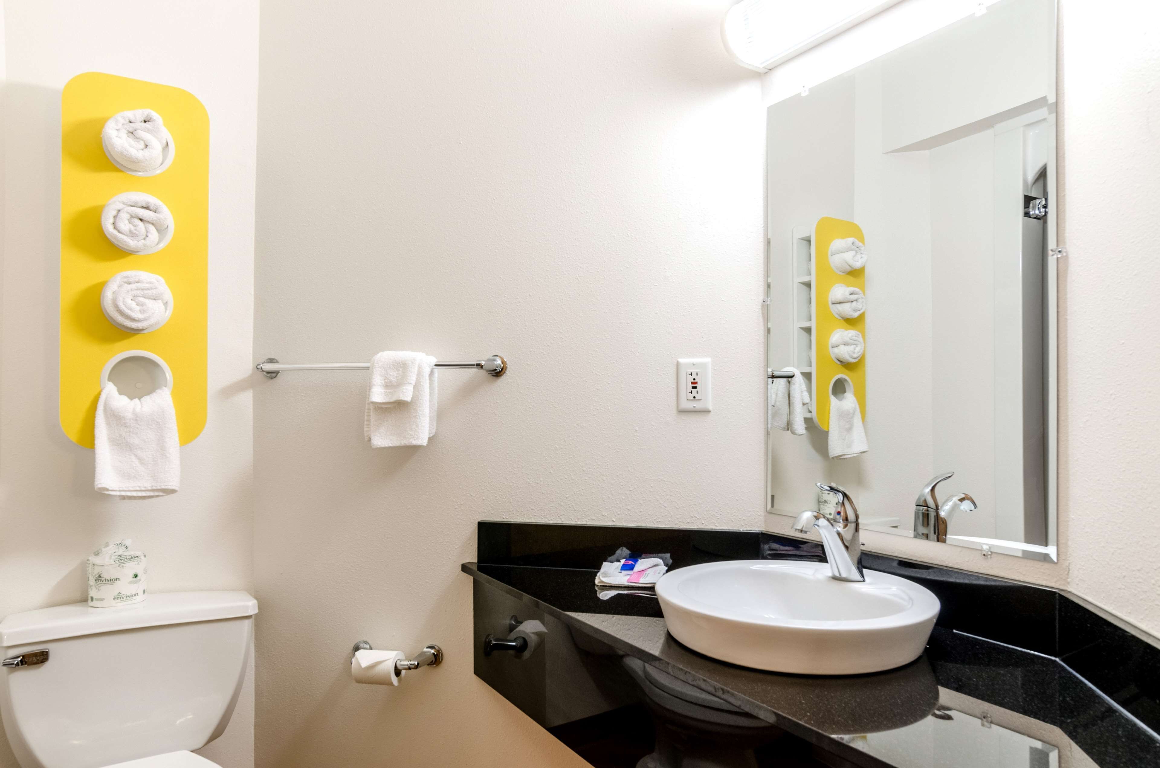 Combined shower/bathtub, free toiletries, hair dryer, towels