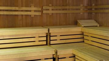 Una sauna con bancos de madera y techo inclinado.