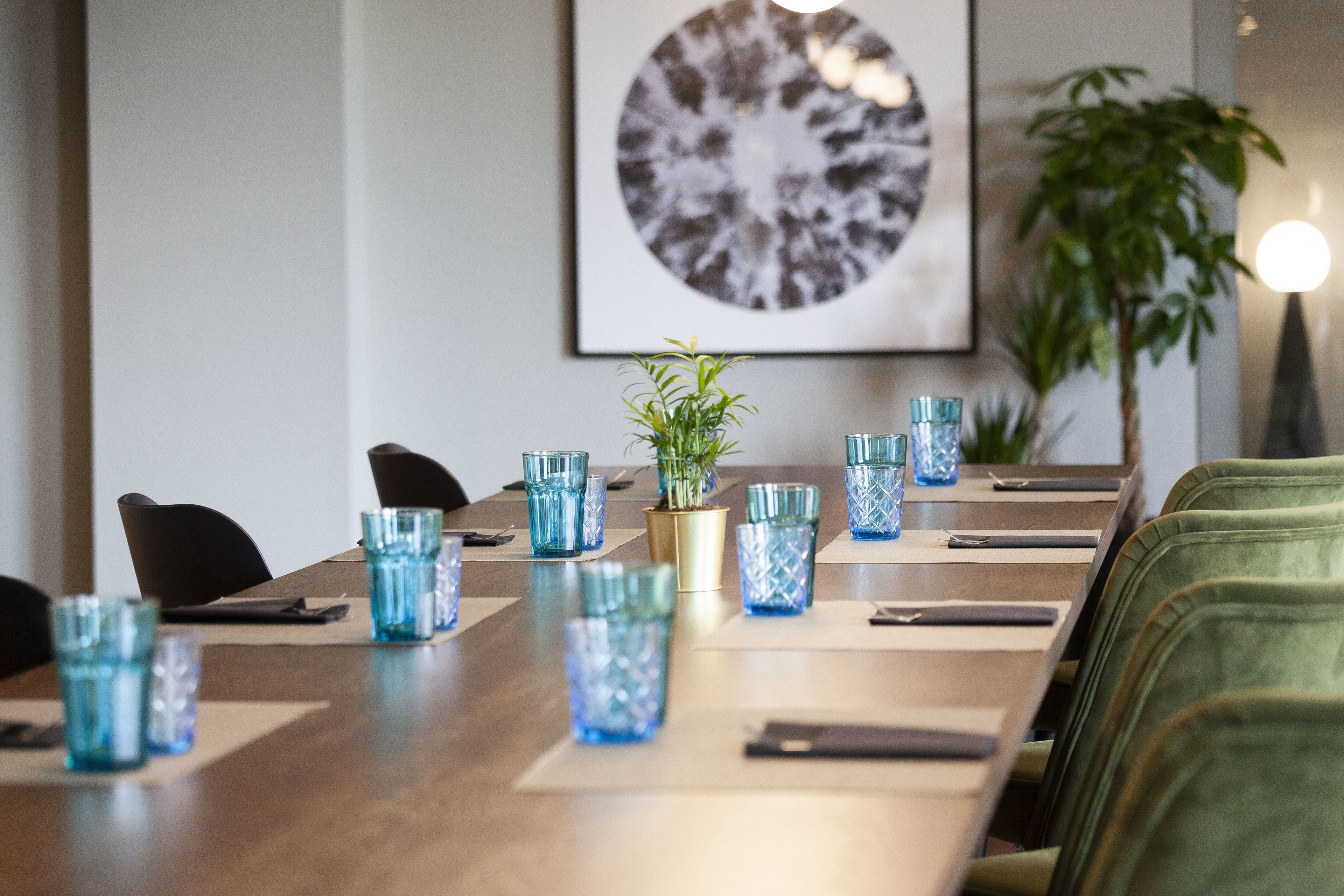 pool views, serves breakfast, lunch and dinner