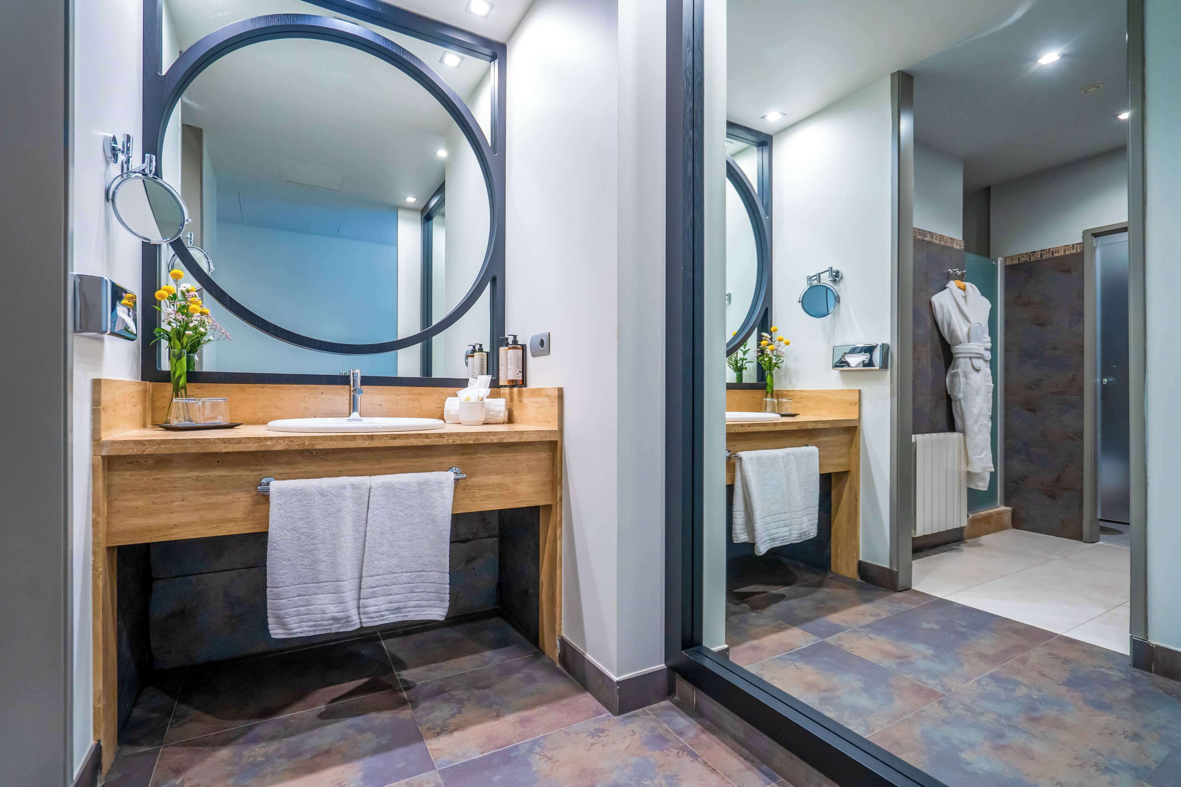 minibar, in-room safe, desk, laptop workspace