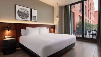 Minibar, Zimmersafe, Schreibtisch, laptopgeeigneter Arbeitsplatz