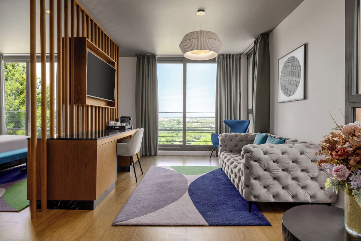 room, 1 king bed (golf) | minibar, in-room safe, desk, laptop workspace