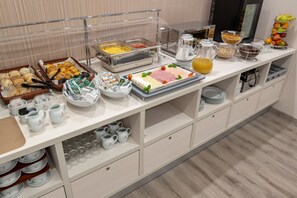 Se ofrece un desayuno bufé todos los días (por un coste adicional)