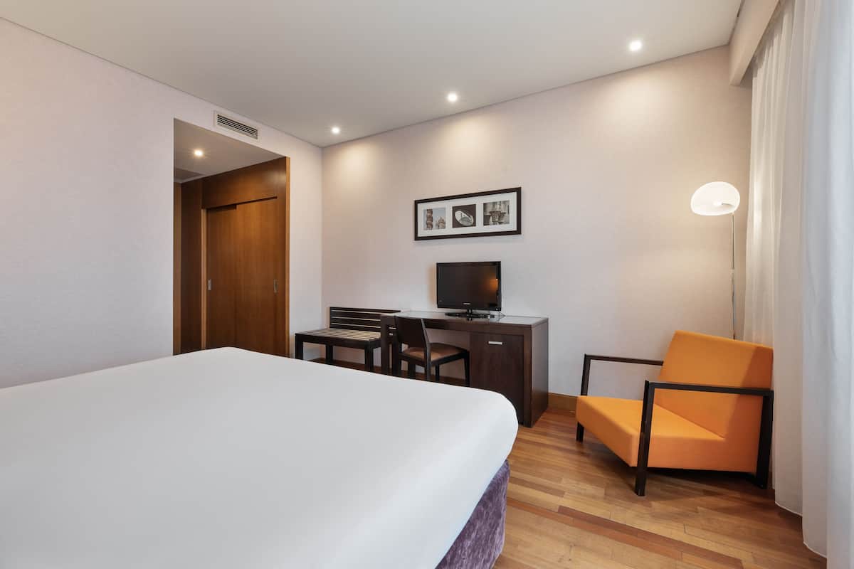 Een minibar, een kluis op de kamer, een bureau, een laptopwerkplek