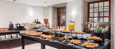 Colazione continentale, servita tutte le mattine (15 EUR a persona)