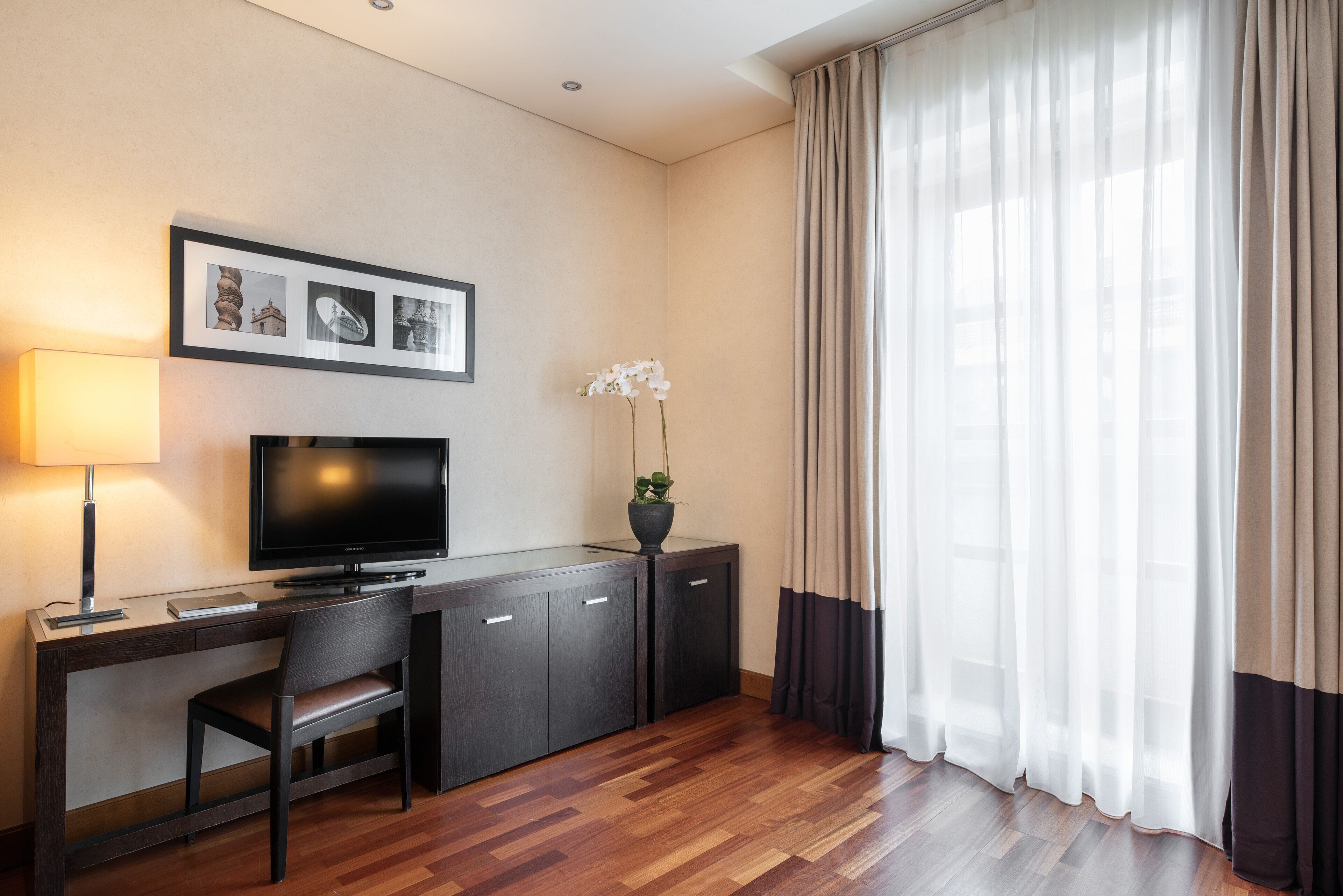 junior suite | 1 bedroom, minibar, in-room safe, desk