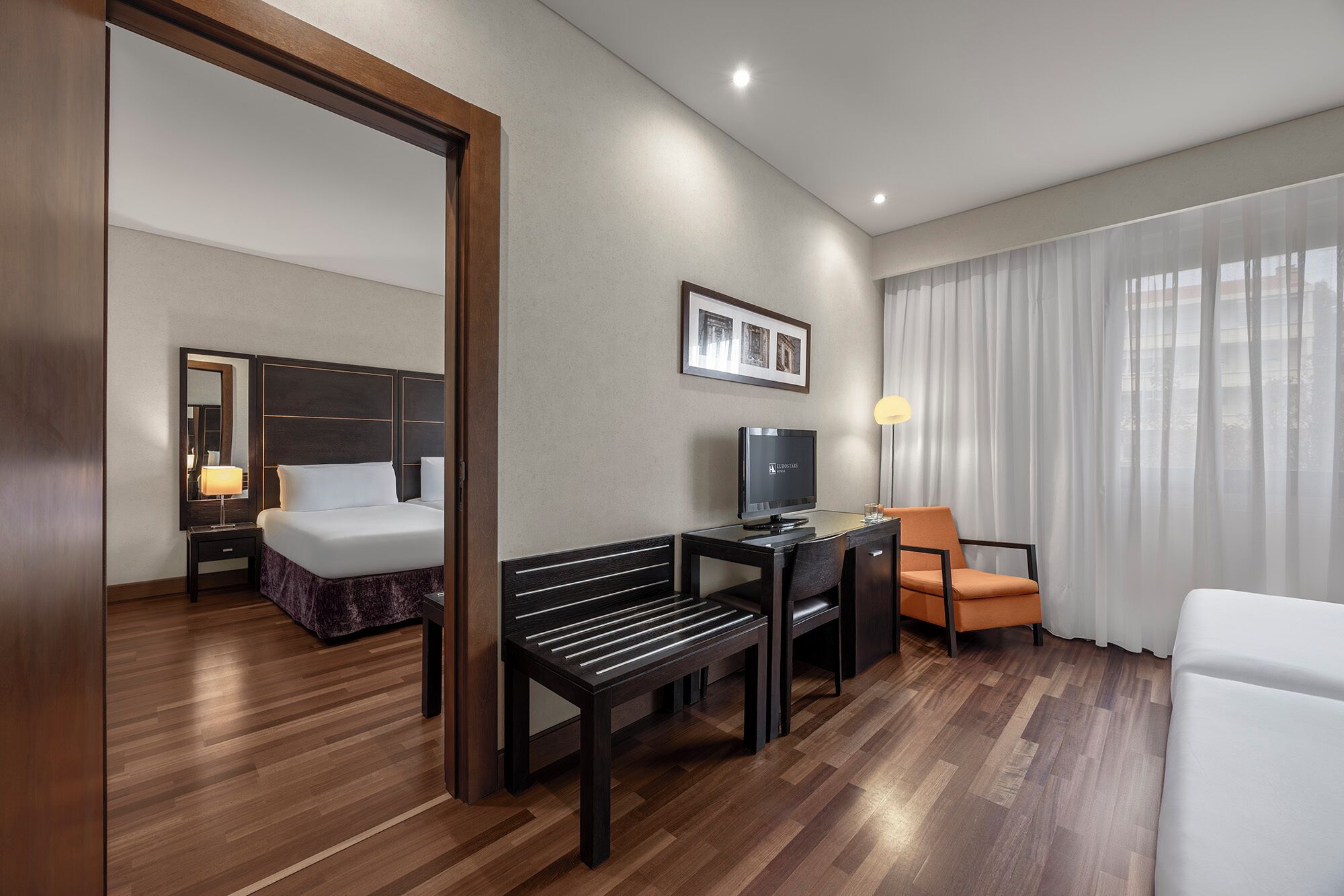 家庭房 | 迷你吧、客房内保险箱、办公桌、笔记本电脑工作区