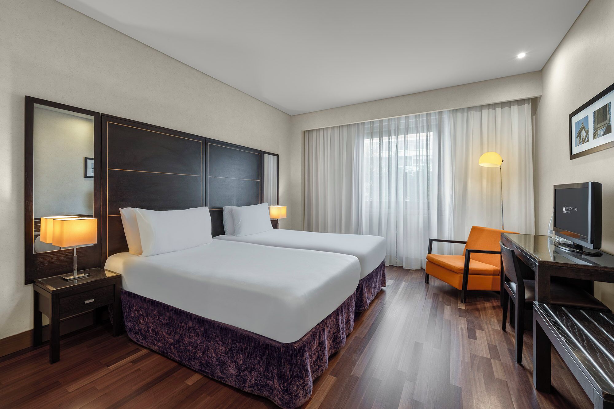 迷你吧、客房内保险箱、办公桌、笔记本电脑工作区