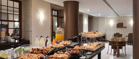 Daily continental breakfast (EUR 15 per person)