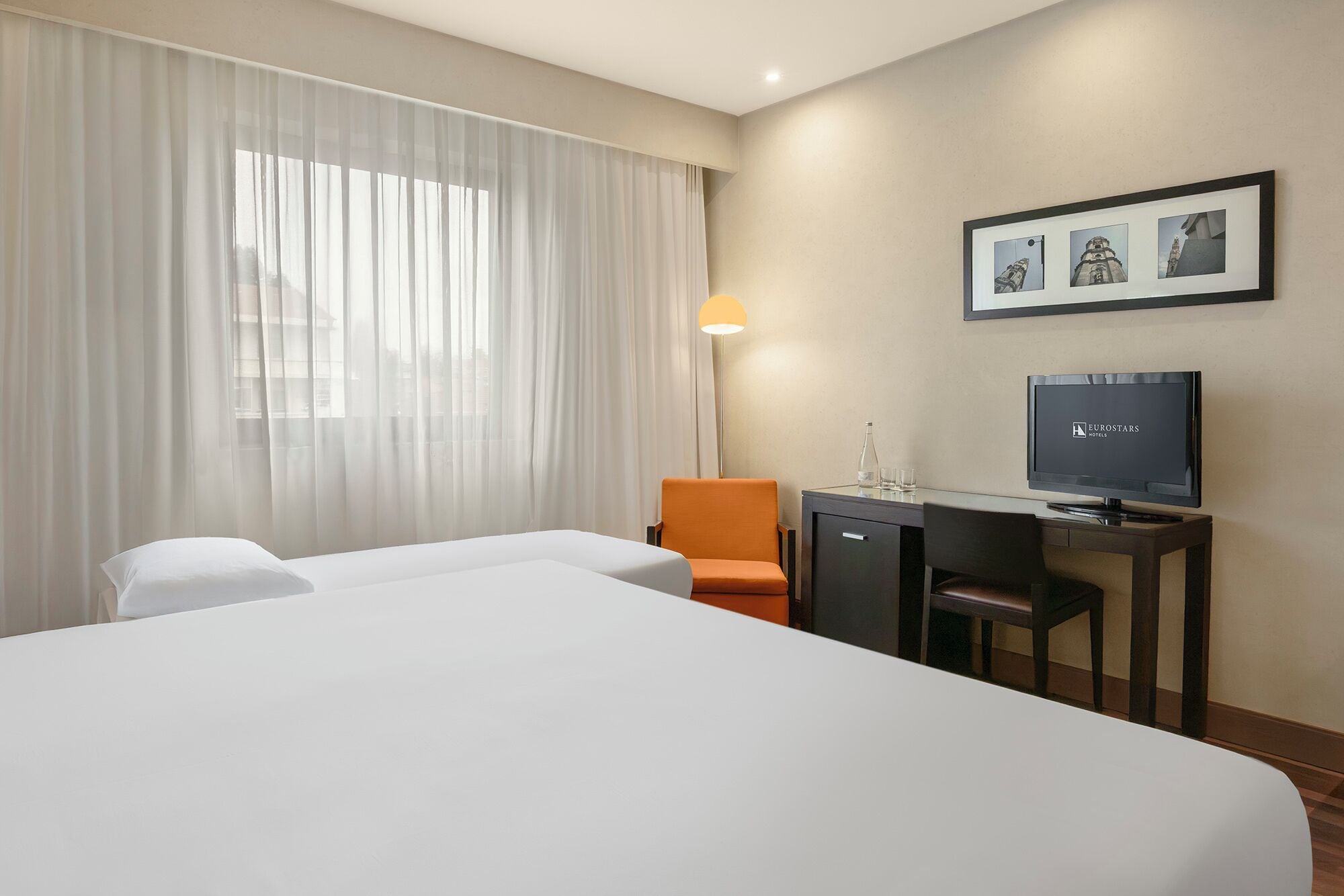 标准双人房或双床房 (With Extra Bed) | 迷你吧、客房内保险箱、办公桌、笔记本电脑工作区