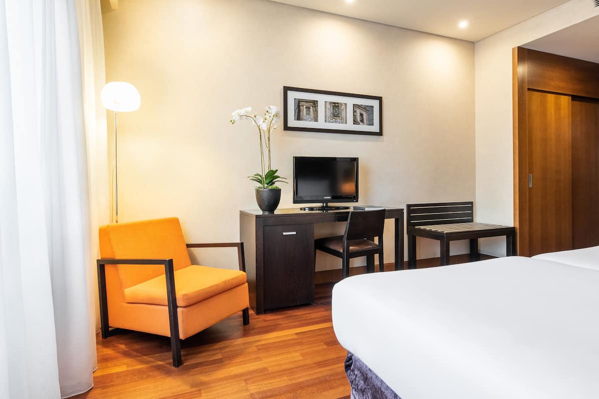 Een minibar, een kluis op de kamer, een bureau, een laptopwerkplek