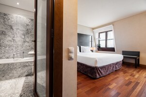 三人房 | 迷你吧、客房内保险箱、办公桌、笔记本电脑工作区