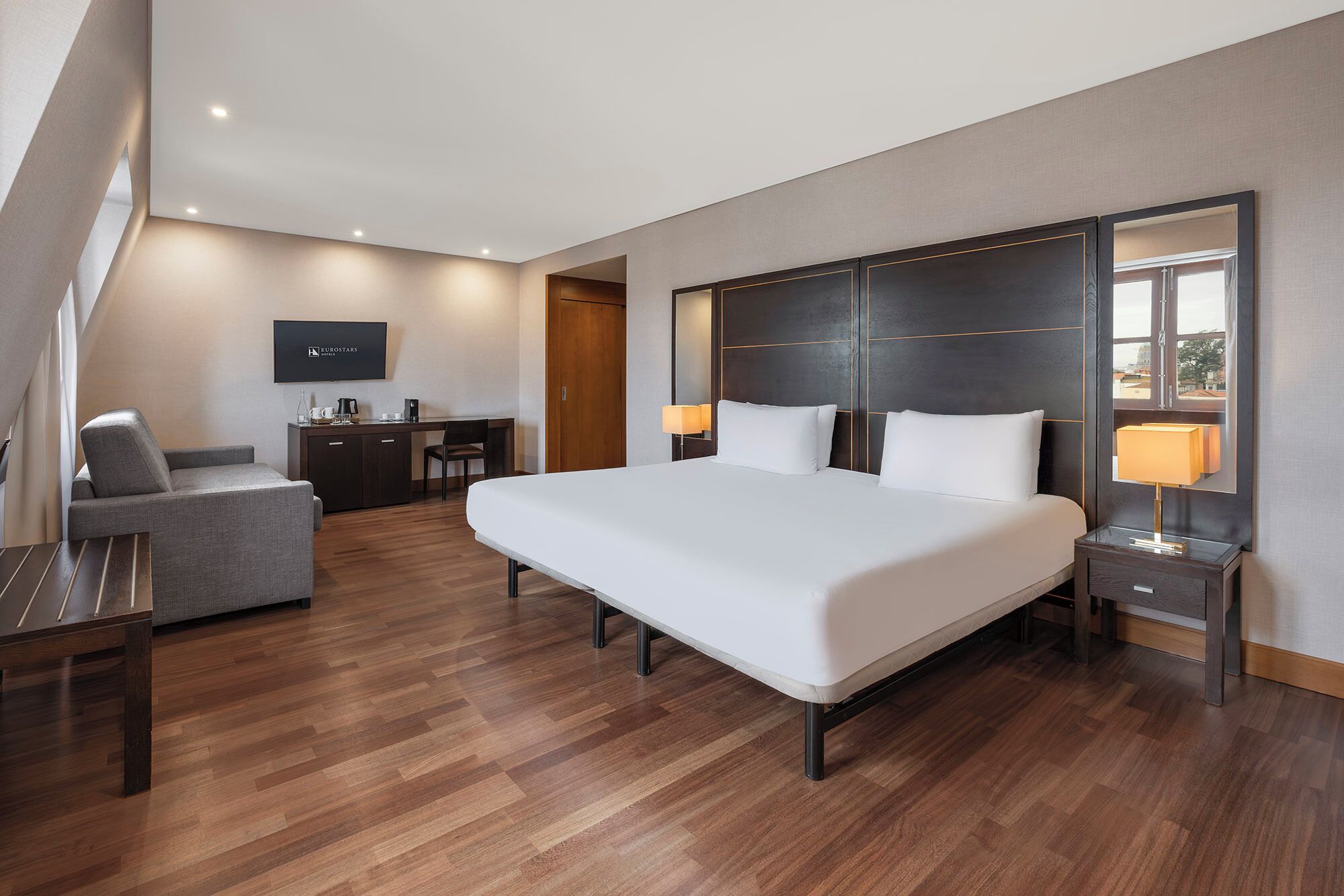 迷你吧、客房内保险箱、办公桌、笔记本电脑工作区