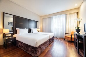 Family Room | Bar mini, peti besi dalam bilik, meja, ruang kerja komputer riba 