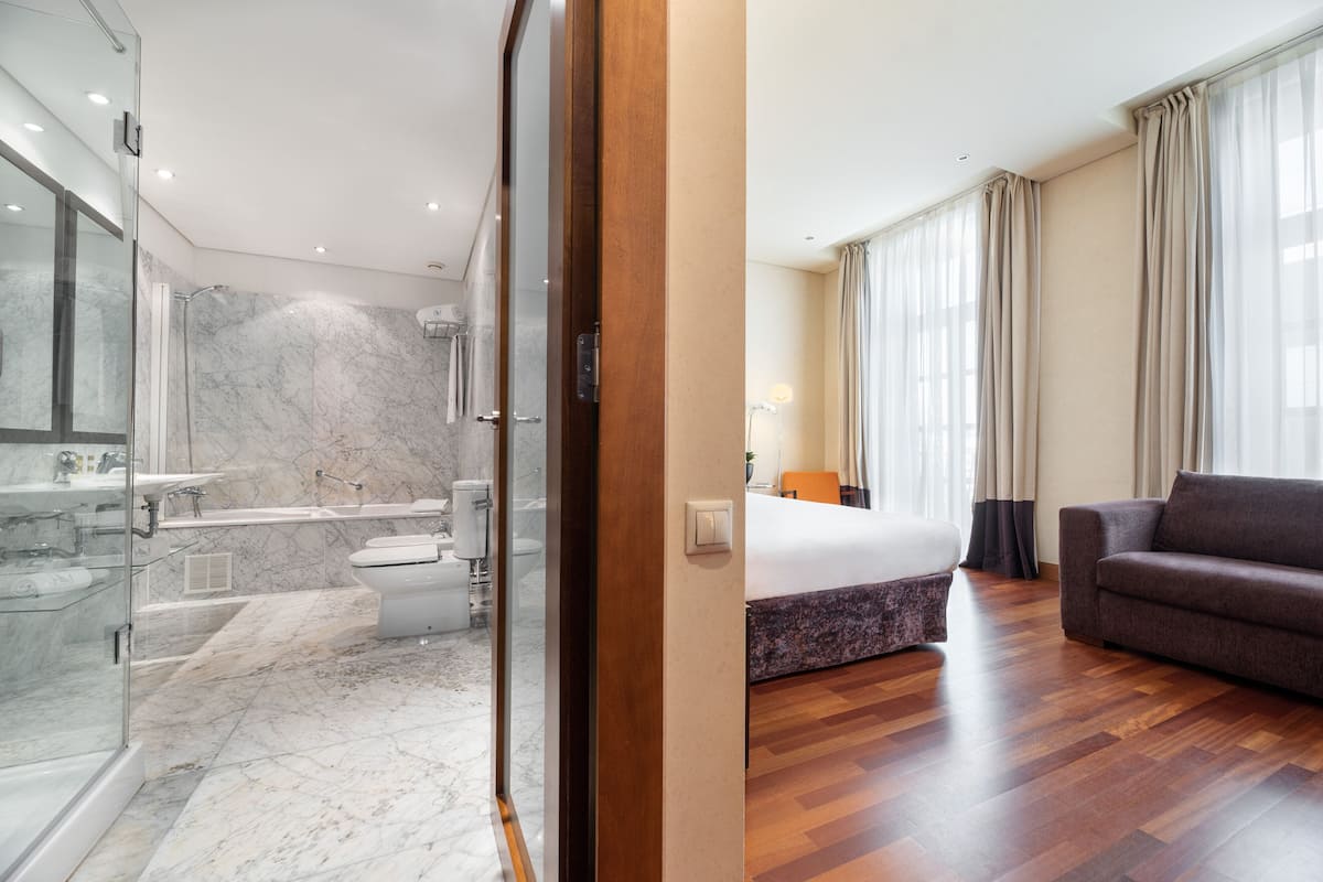 1 quarto, frigobar, cofres nos quartos, escrivaninha