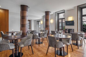 Utsikt mot hagen, serverer frokost