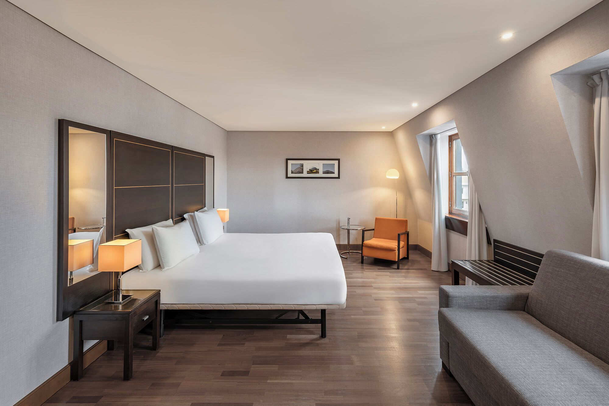 迷你吧、客房内保险箱、办公桌、笔记本电脑工作区