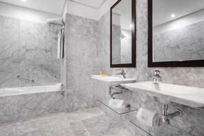 Kelengkapan dandanan diri mesra alam, pengering rambut, bidet 