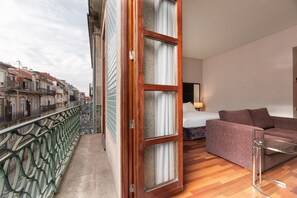 Suite – junior | Minibar, safe på rommet, skrivebord og skrivebord for bærbar PC