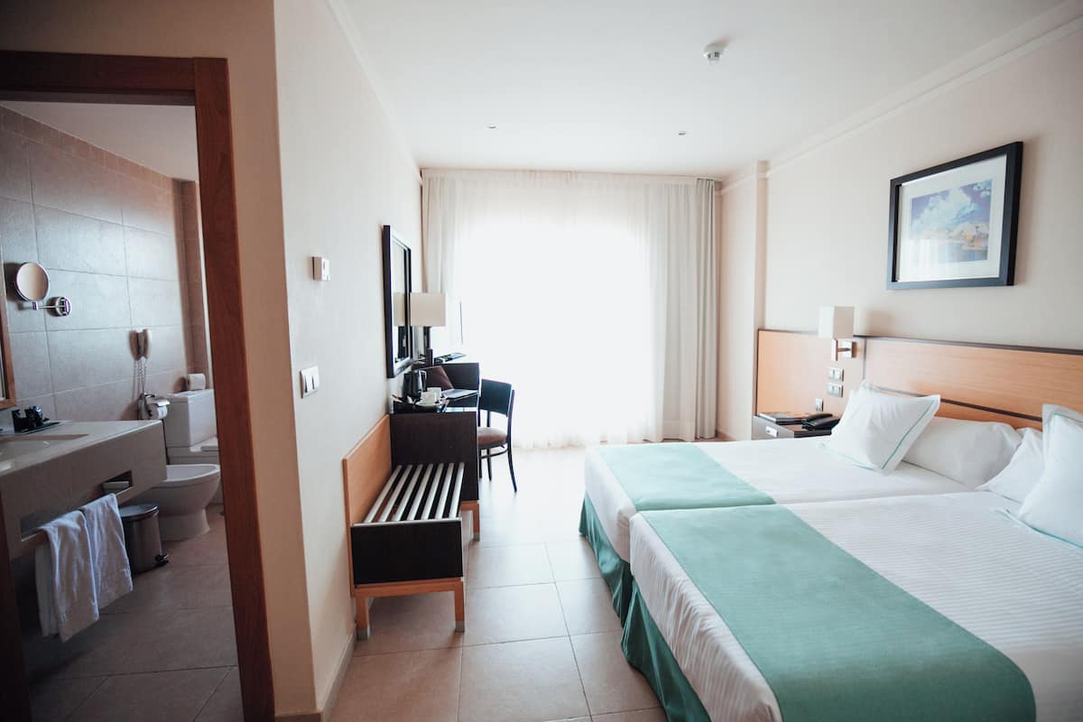 Minibar, coffre-fort, bureau, accès au Wi-Fi (inclus)