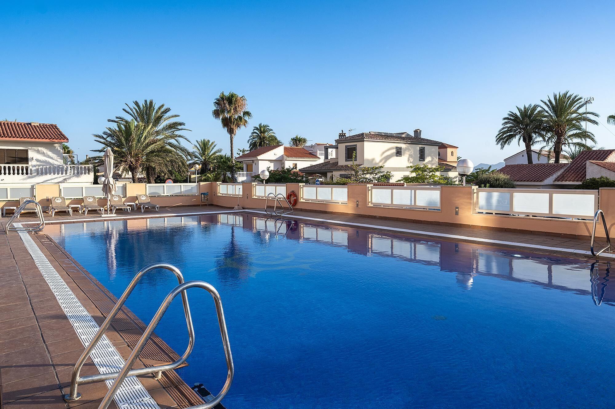 2 buitenzwembaden, parasols voor strand/zwembad