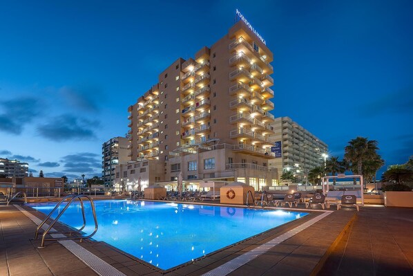 2 piscines extérieures, parasols de plage, chaises longues