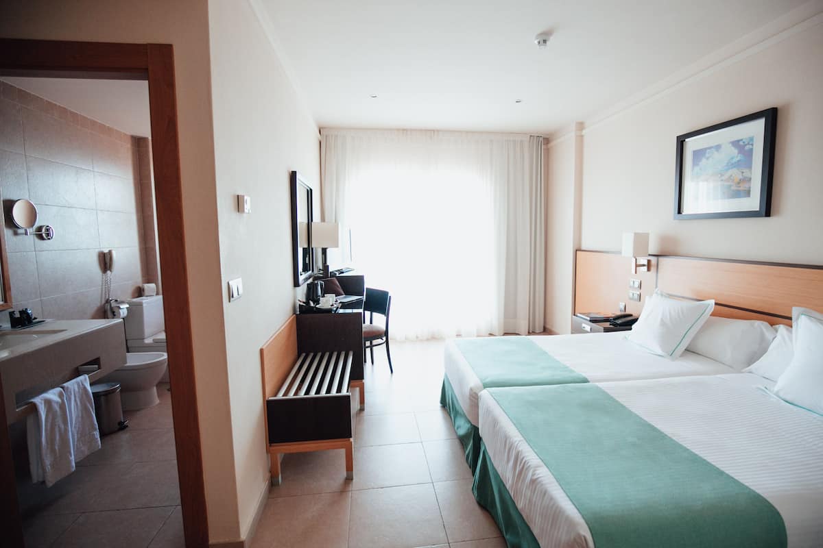 Minibar, coffre-fort, bureau, accès au Wi-Fi (inclus)