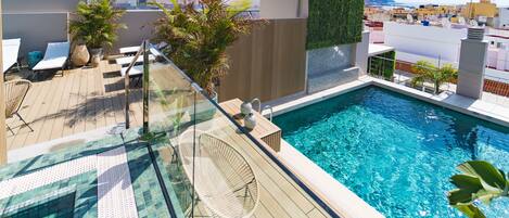 Piscine extérieure, chaises longues