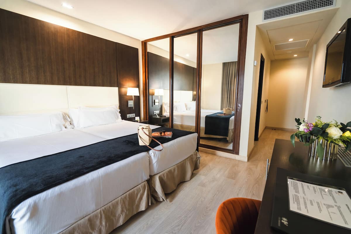 standard double room | 1 bedroom, minibar, in-room safe, desk
