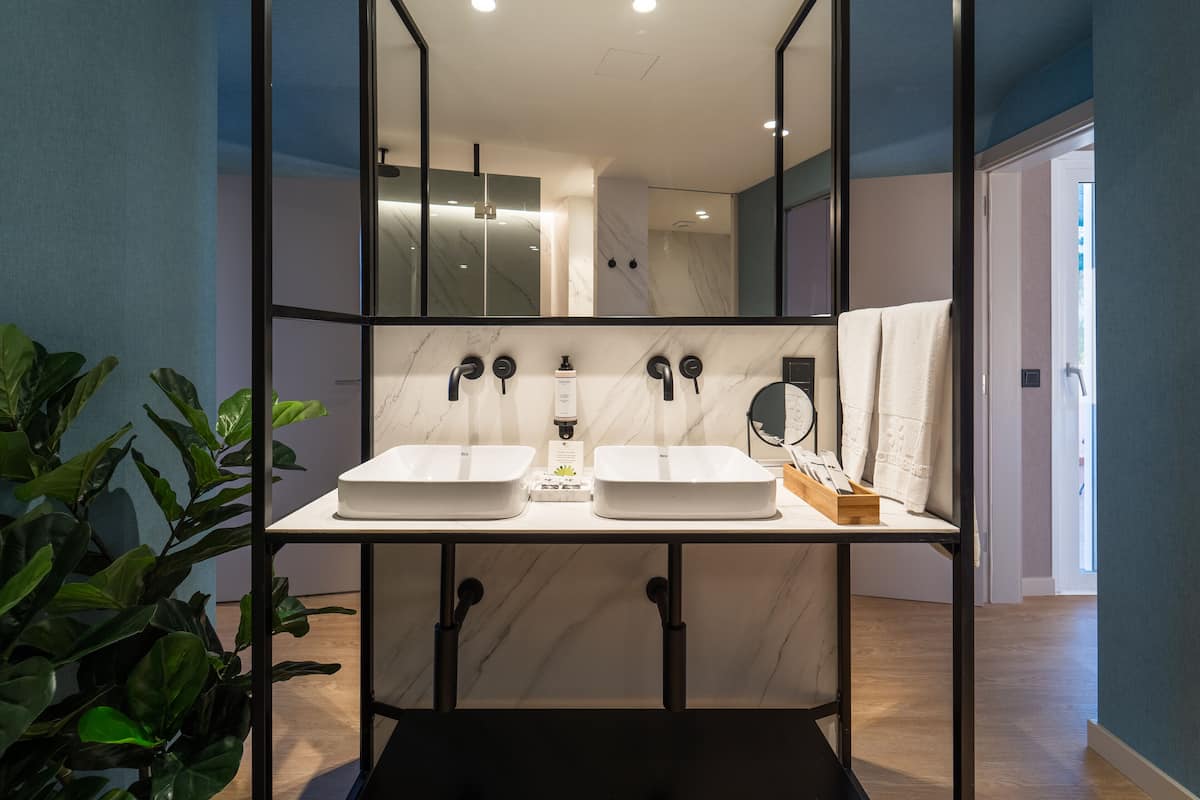 suite (del parque) | bathroom | hair dryer, towels, soap, shampoo