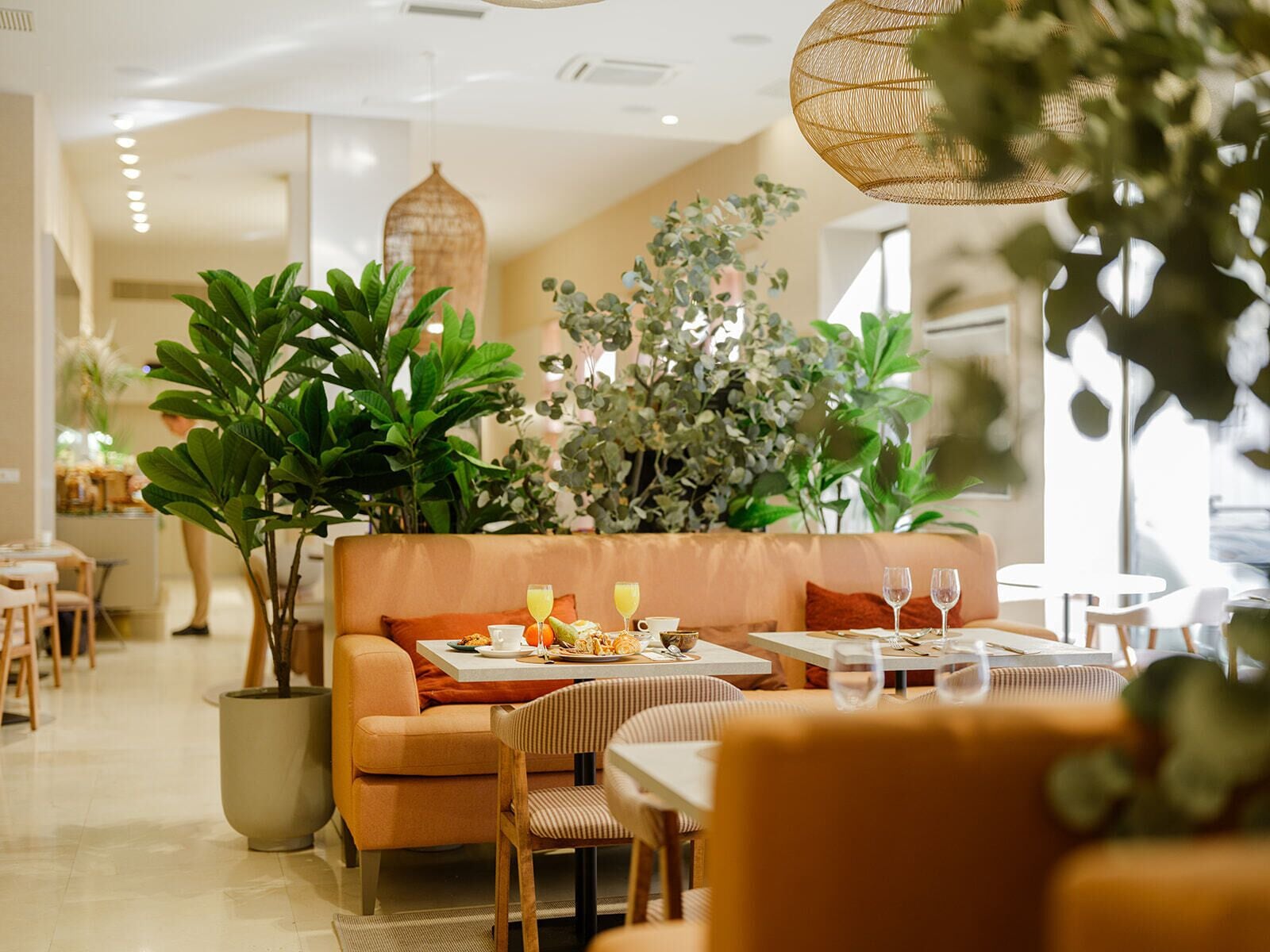 Se ofrece un desayuno bufé todos los días (15 EUR por persona)