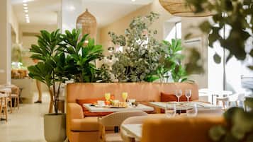 Se ofrece un desayuno bufé todos los días (15 EUR por persona)