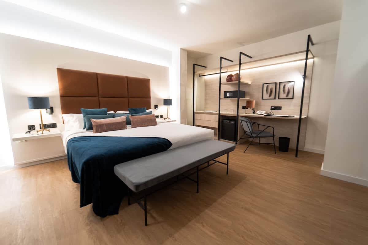 junior suite | 1 bedroom, minibar, in-room safe, desk