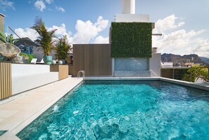 สระว่ายน้ำกลางแจ้ง, เก้าอี้อาบแดดริมสระ