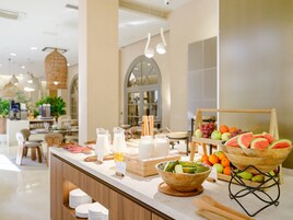 Tägliches Frühstücksbuffet gegen Gebühr