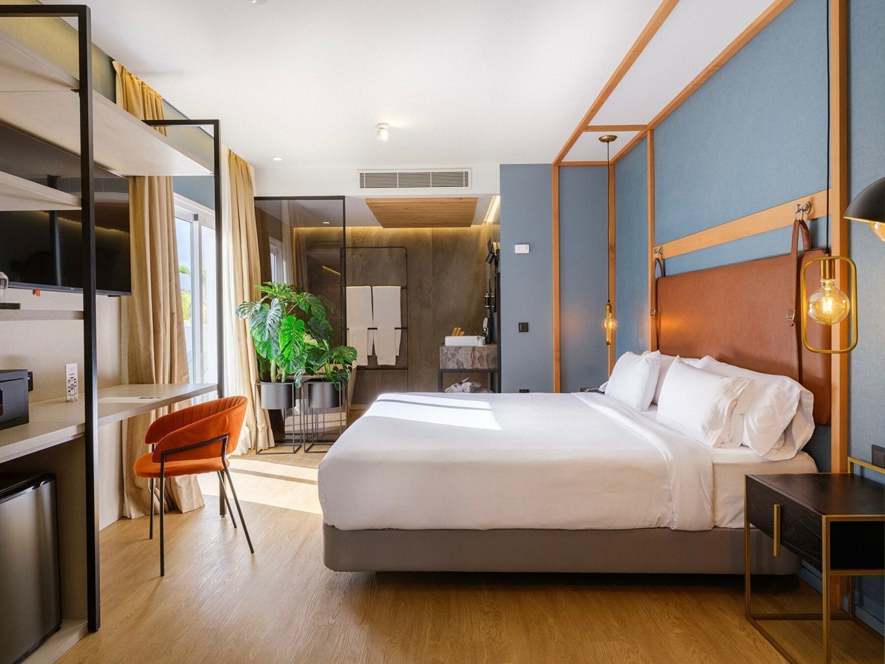 Grand Suite Essence | Minibar, in-room safe, desk, blackout curtains