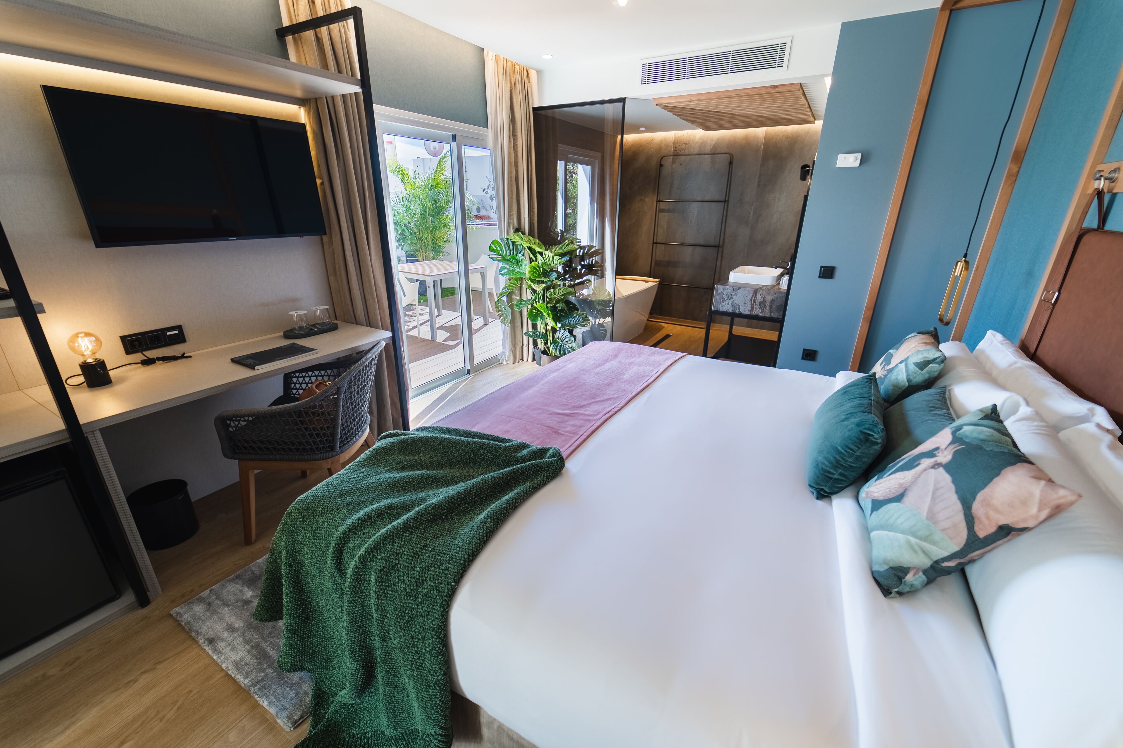 Grand Suite Essence | Minibar, in-room safe, desk, blackout drapes