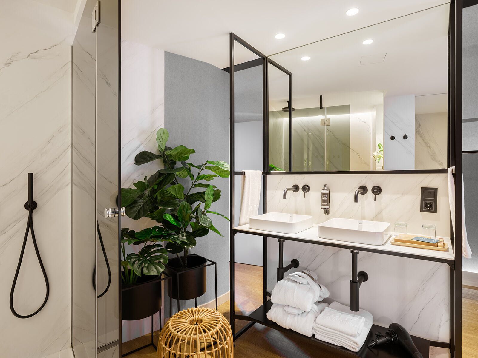 Grand suite (del Parque) | Badkamer | Een haardroger, handdoeken, zeep, shampoo