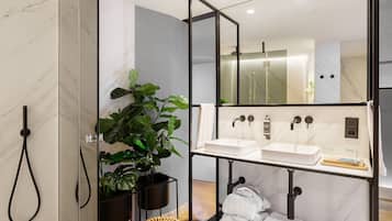 Grand suite (del Parque) | Badkamer | Een haardroger, handdoeken, zeep, shampoo