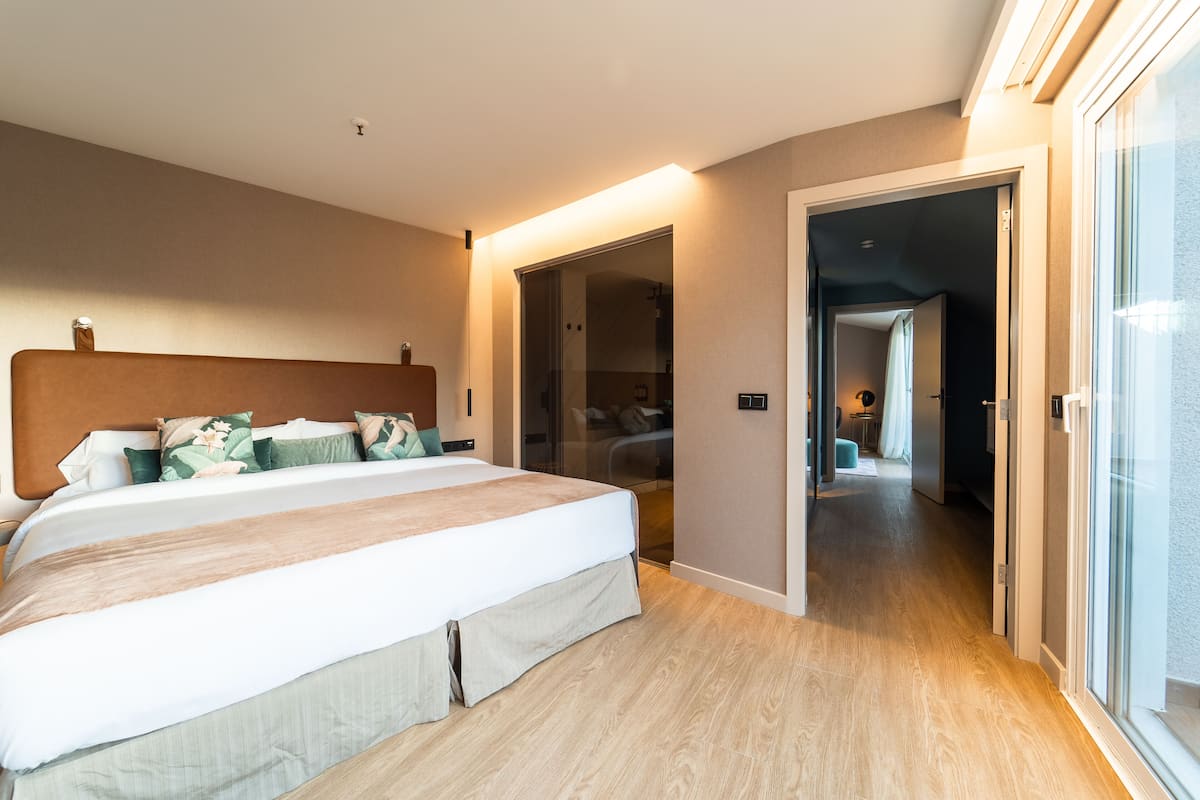 Grand suite (del Parque) | 1 slaapkamer, een minibar, een kluis op de kamer, een bureau