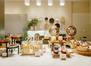Petit déjeuner buffet servi tous les jours en supplément