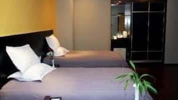 In-room safe, free wired Internet