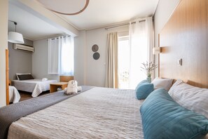Chambre Quadruple Standard | Coffres-forts dans les chambres, bureau, rideaux occultants