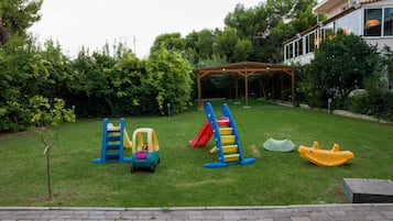 Área de juegos infantiles al aire libre