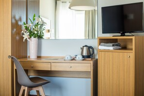 Habitación cuádruple estándar | Caja de seguridad en la habitación, escritorio y cortinas blackout 