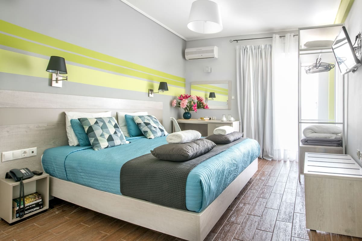 In-room safe, desk, blackout drapes, WiFi (free)